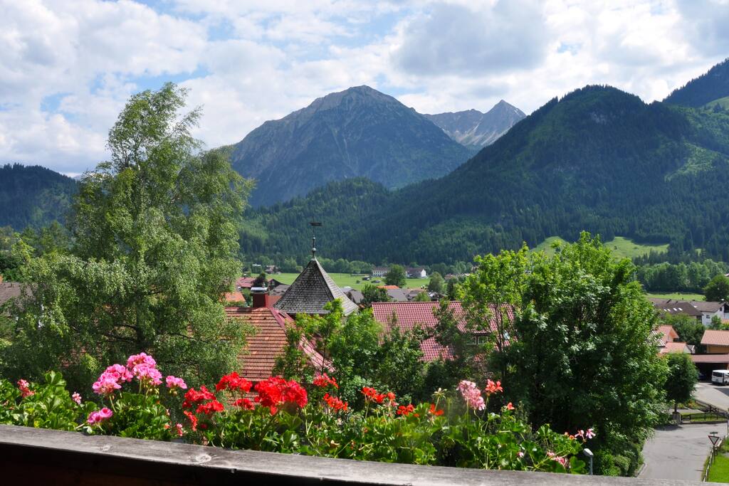 Blick vom Balkon in die Berge.