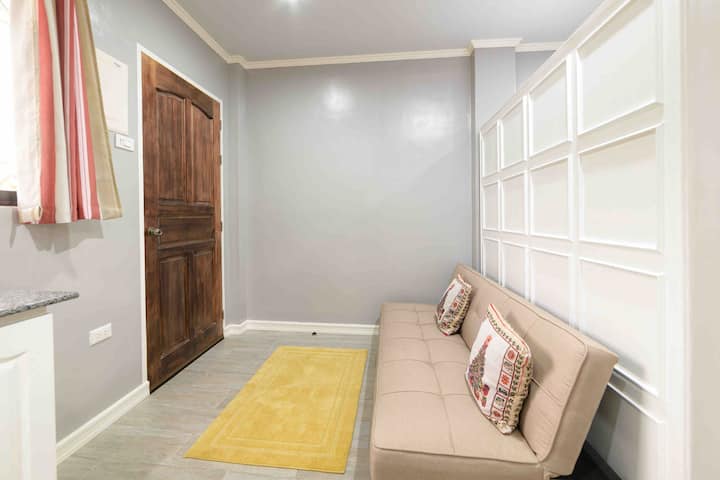 منطقة جلوس يمكن تحويلها إلى سرير كامل الحجم 