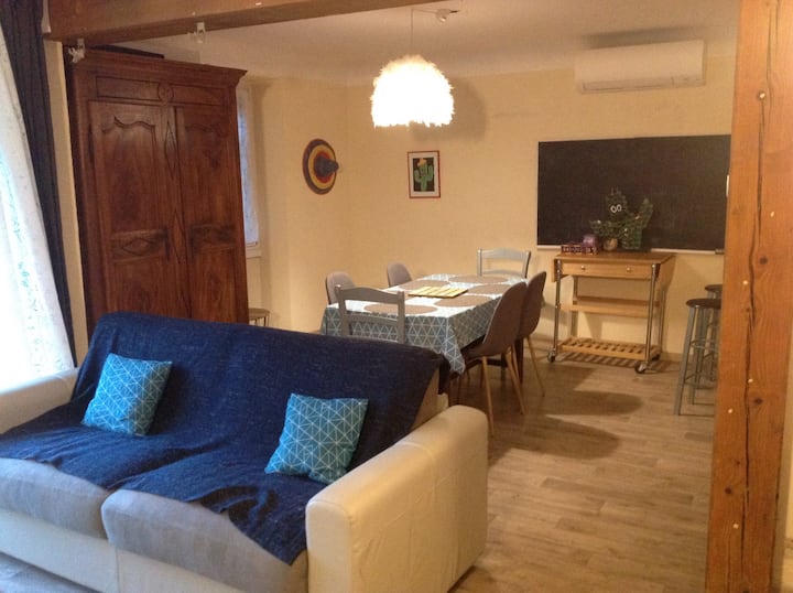 ห้องรับประทานอาหารห้องนั่งเล่นพร้อมเตียงโซฟา (บ็อกซ์สปริงและฟูกนอนจริง) ทางเข้าระเบียงหันหน้าไปทางทิศใต้ 