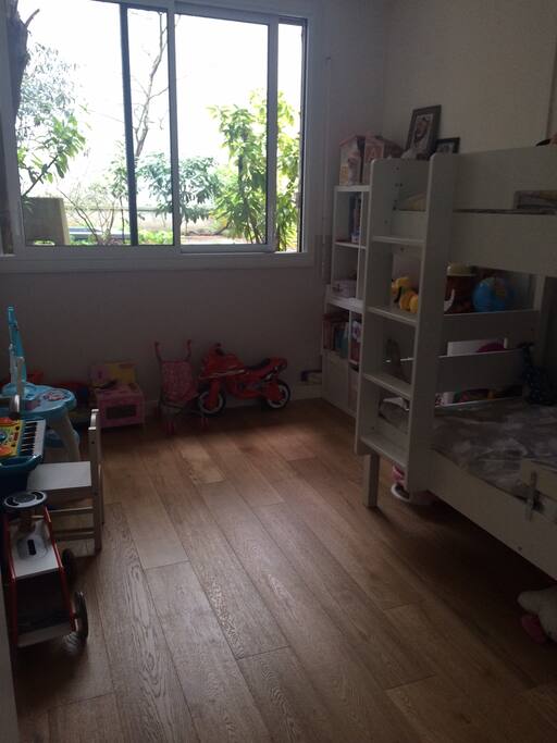 Chambre enfant (lits superposés sécurisés en haut et en bas)