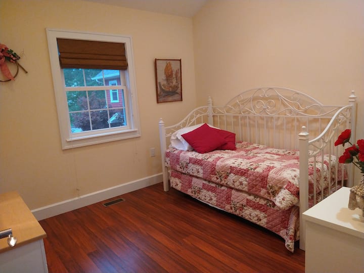 Second bedroom - daybed with trundle