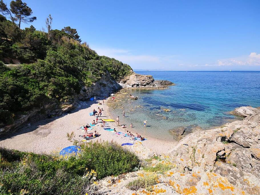 spiaggia sotto casa in caletta privata