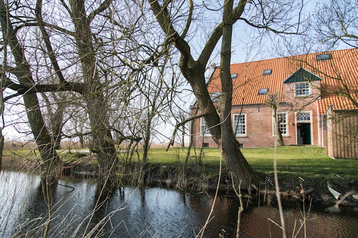 Apartment in restored house directly at the sea