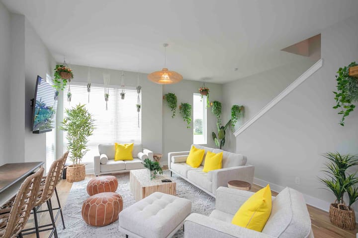 Gorgeous *4 STORY* HUGE Rooftop! Open kitchen!