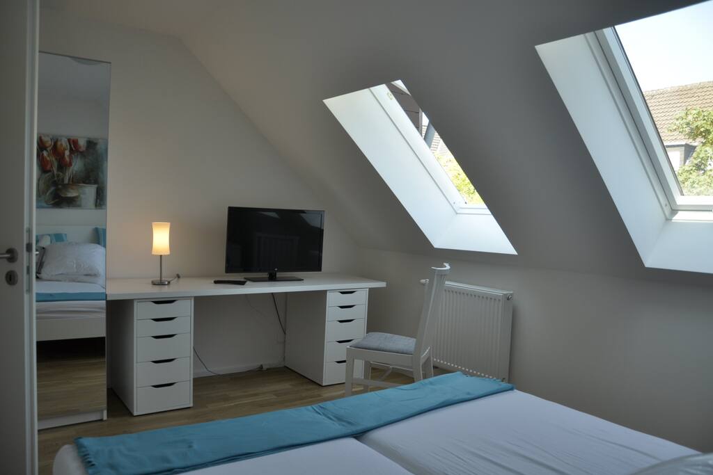 Schlafzimmer m Doppelbett