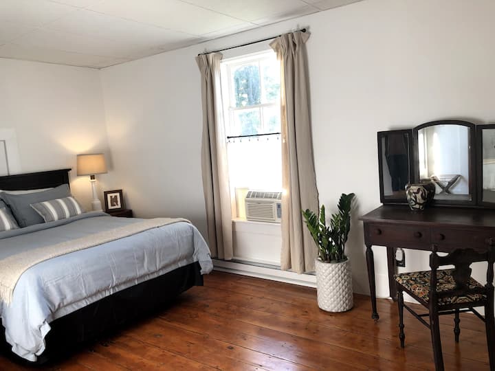 Master Bedroom w/Queen Bed