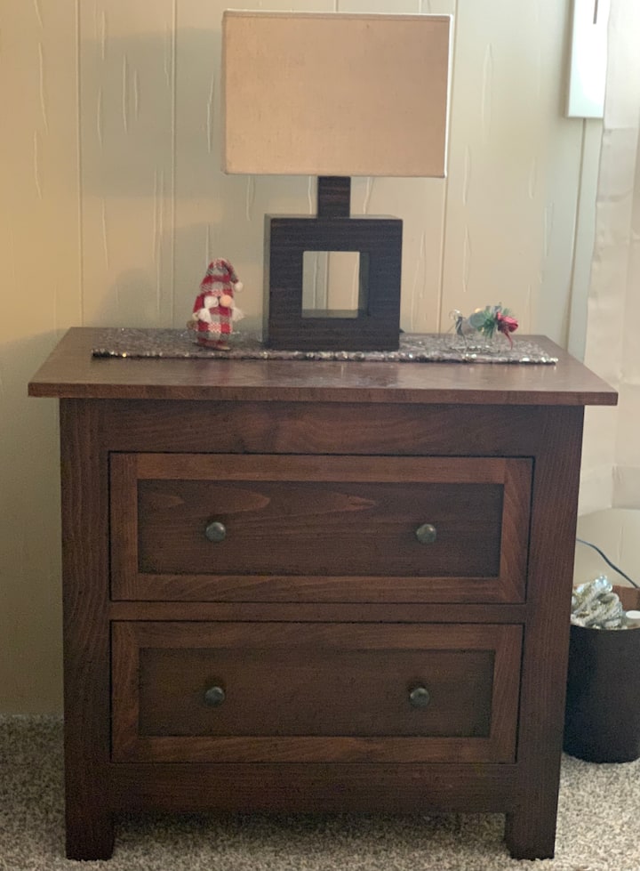 主卧的抽屉小柜子