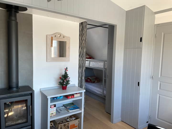 ห้องพัก (ด้านล่าง) พร้อมเตียงสองชั้น
ที่นอน 1 หลังขนาด 90x190 พร้อมฝาครอบป้องกันที่นอน 1 หลังขนาด 70x190 พร้อมฝาครอบป้องกันหมอน 2 ใบขนาด 60x60 ผ้าห่ม 2 ผืน 180x220
จัดเตรียมผ้าปูที่นอนผ้าปูที่นอนแบบรัดมุม (หรือ/และผ้านวม) และกล่องขนาด 65x65