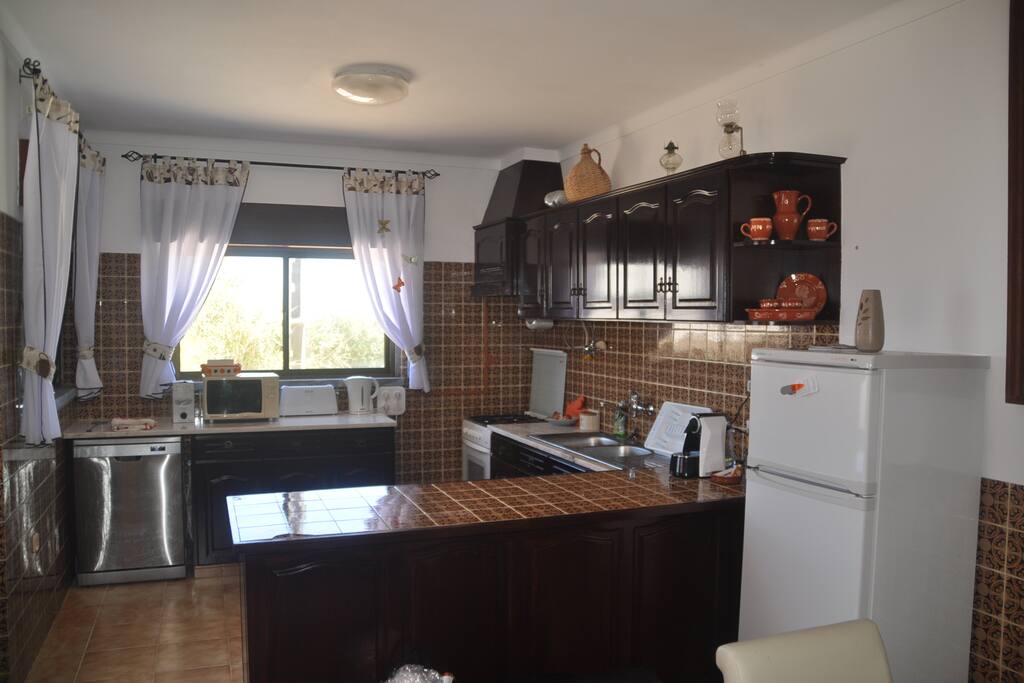 Cozinha 1 , sala de Jantar e sala de Estar.