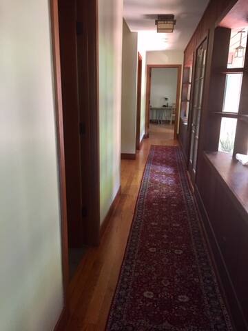 5 bed/3.5 bath Quiet home near Stanford gallery image 2