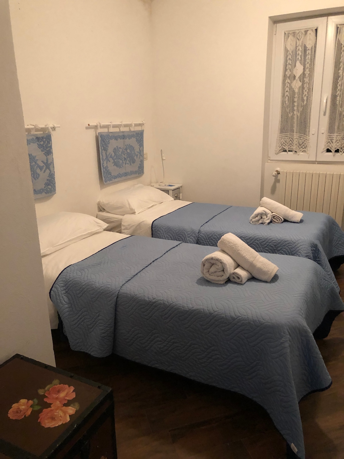 غرفة بسريرين في الطابق العلوي.