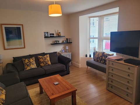 5 bed town-centre home near the beach, sleeps 9.