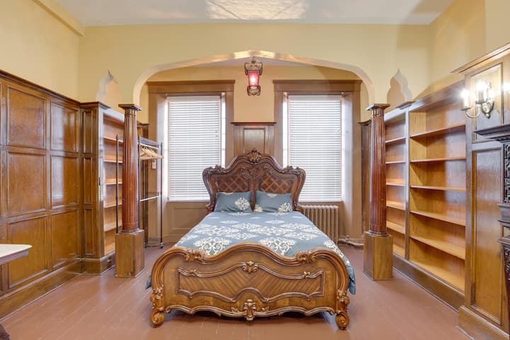 ห้องนอนห้องสมุดที่สวยงามมีเตียงควีนไซส์ 1 เตียงและเตียงเดี่ยว 1 เตียง (นอนได้ 3 คน)