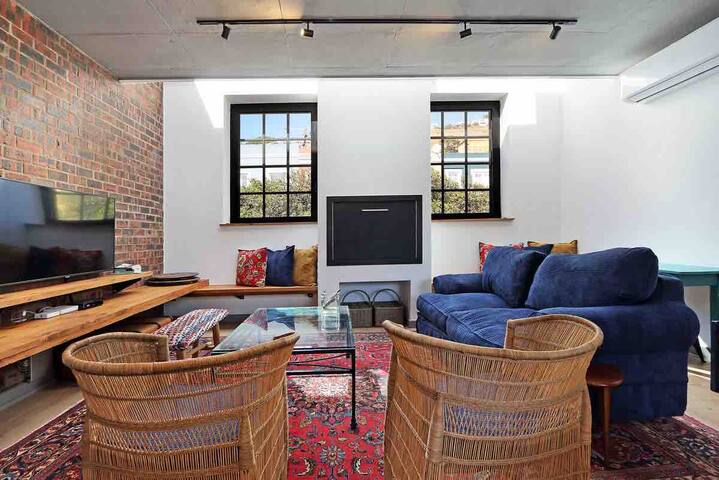 Luxury 4 bedroom en suite home & indoor fireplace. gallery image 5