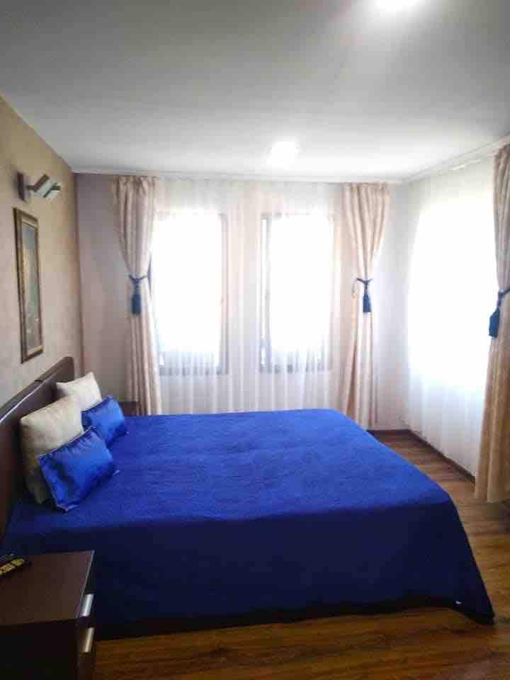 ห้องนอน “สไตล์โรงแรม” วิวสวนและวิวภูเขา