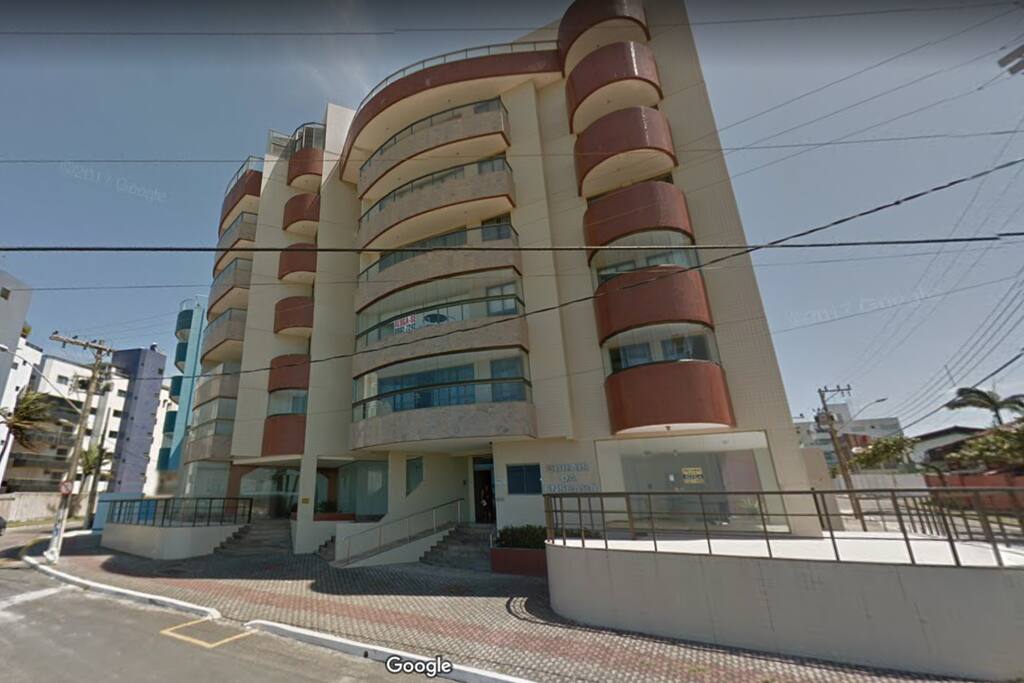 Frente do edifício com portaria
