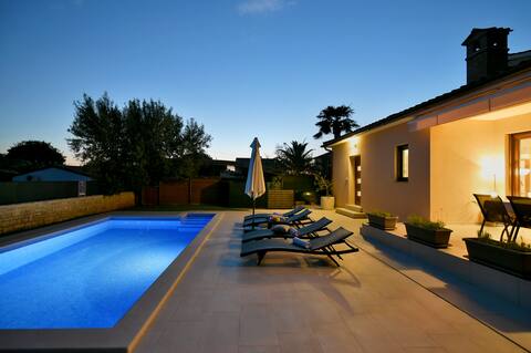 House with pool in quiet area