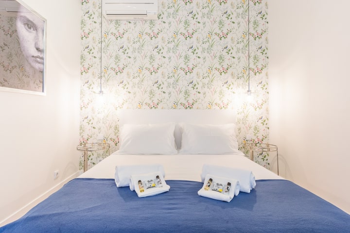Šarmantna spavaća soba s udobnim bračnim krevetom (160 x 200 cm), klima-uređajem i elegantnim cvjetnim tapetama za ugodan boravak.