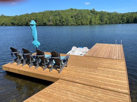 Tranquil Muskoka lakehouse with new hot tub