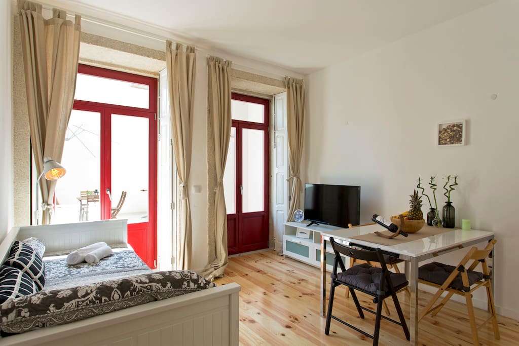 Cosy Flat full of natural light. It is the best option for couples, individual adventurers, small groups and businesses travelers who want to enjoy everything Porto has to offer.