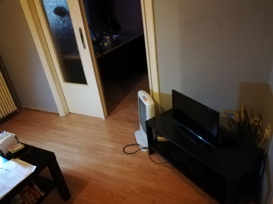 Midle door of the 2 rooms - TV.