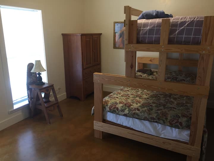 חדר שינה 2 מהדלת