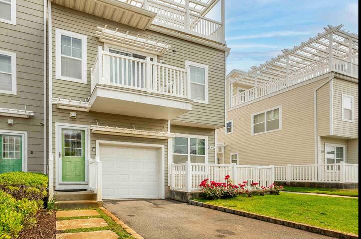 Spacious 4 Bedroom Home Near Beach and Subway gallery image 3