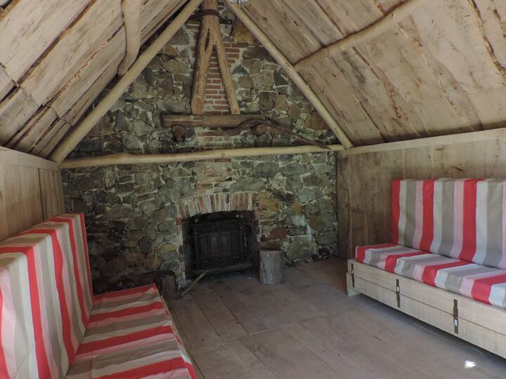 les lits repliés (en bois d'arbre)