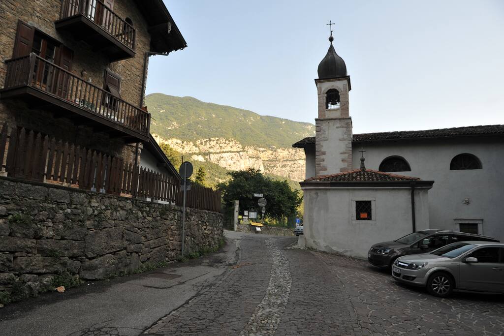 Our little church (take left) - La nostra piccola chiesetta (gira a sinistra)