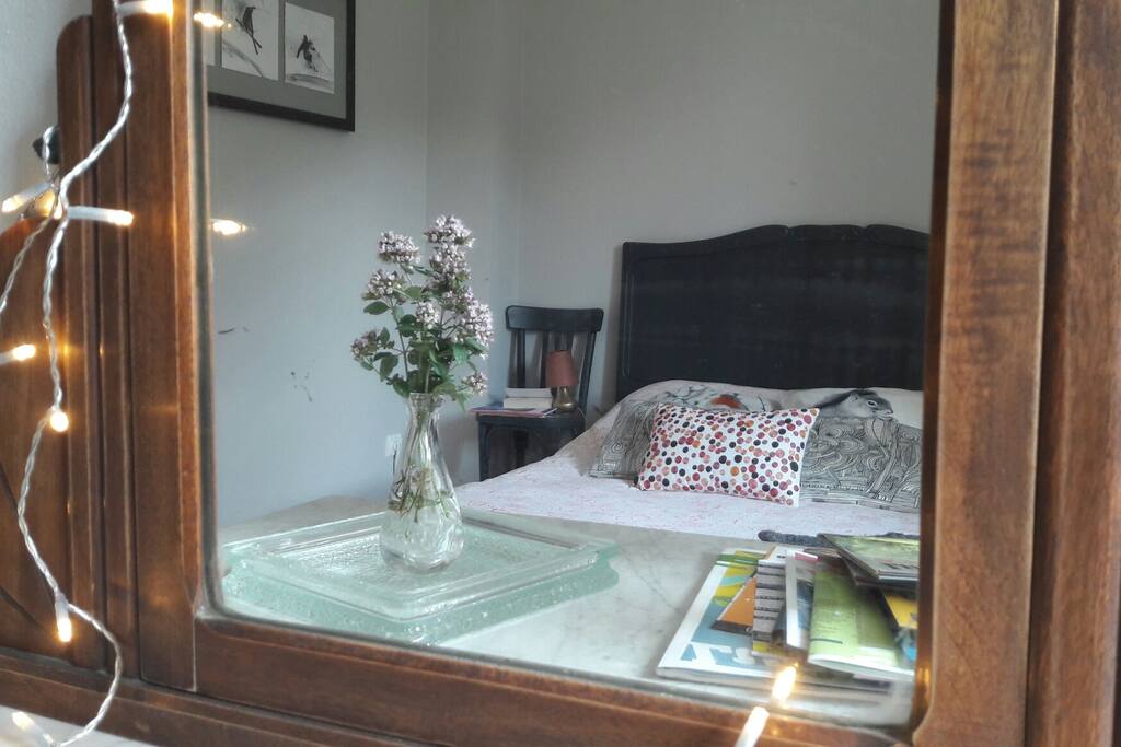 Vue à travers le miroir de la coiffeuse