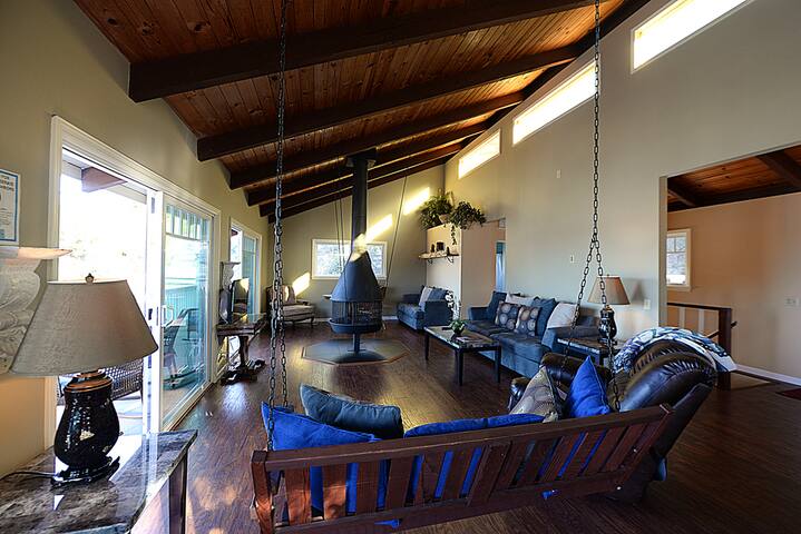 123UT Upper: Spacious home with views & cart gallery image 2