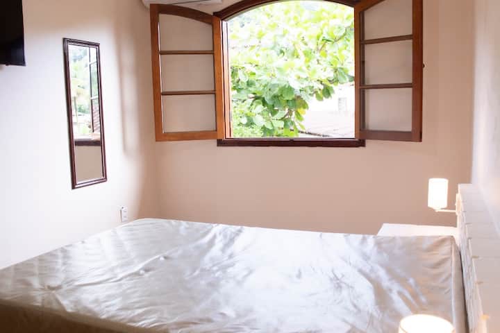 ความปลอดภัยและสุขอนามัยเป็นสิ่งสำคัญ  ฟูกของเราเป็นของใหม่และอนุญาตให้ทำความสะอาดได้เต็มรูปแบบ 01 เตียงคู่และเตียงเดี่ยว 2 เตียง (เตียงคู่ *) (แต่มีสถานที่ที่ดี!)