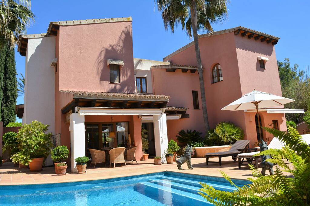 Pool-Terrace and Lounge Area