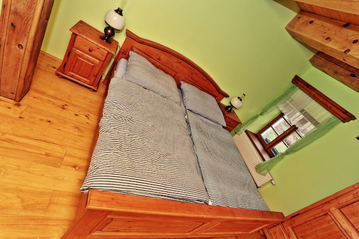 2 piętro - Water Goblin Room ładnie wyposażony w stół służbowy i zabytkową windę zbożową. Wyjątkowy widok na prywatny staw.