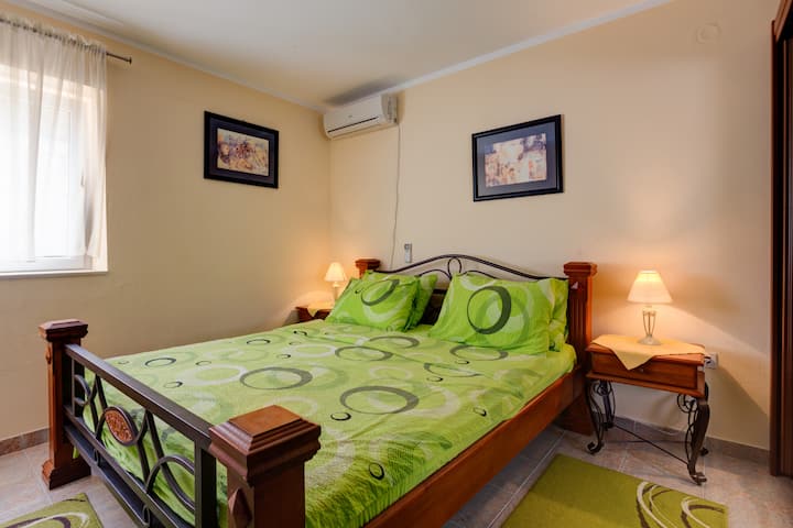 卧室1配有一张双人床，舒适度高，配有空调。