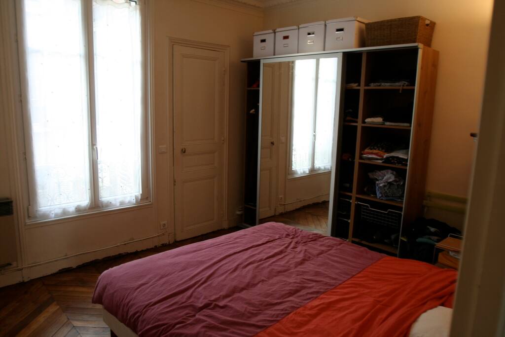 La chambre, avec un grand lit
