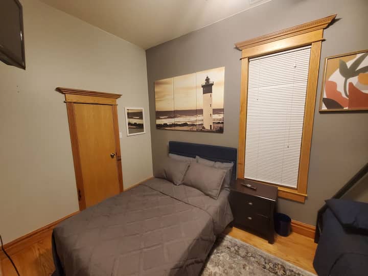 Dhoma e gjumit e 3-të me krevat të plotë dhe dy krevate të plotë.