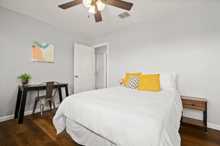 Troisième chambre avec lit double et espace de travail dédié