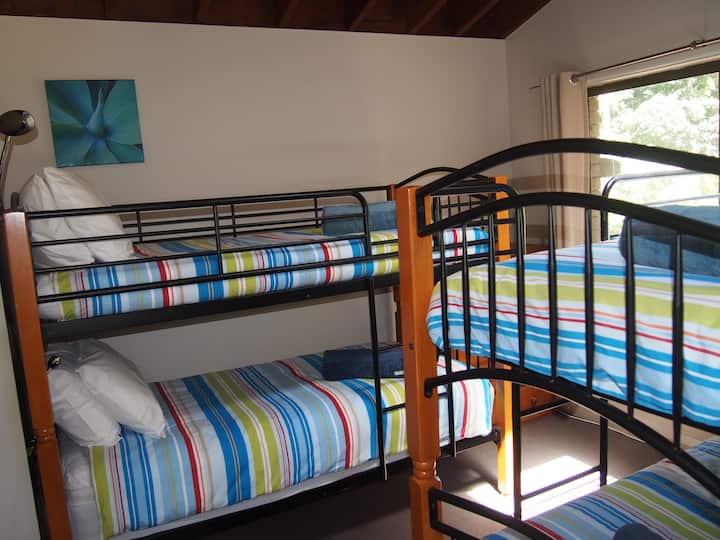 غرفة نوم تتسع لـ 4 أشخاص (أسرّة علوية مناسبة للأطفال فقط)