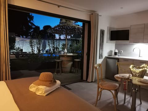 L'Inattendu Suite with private hot tub
