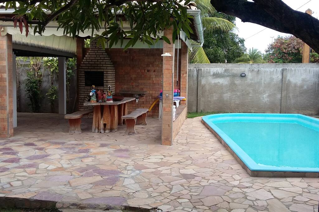 Quiosque com churrasqueira, forno a lenha e piscina