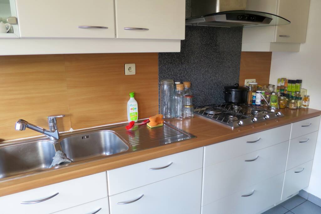 Another view on the kitchen. *** Autre vue sur la cuisine.