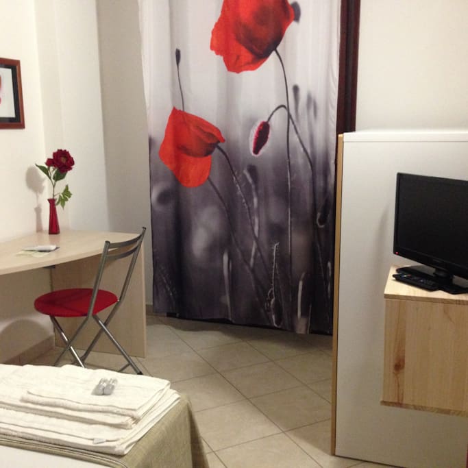 Scrivania con sedia, Tv