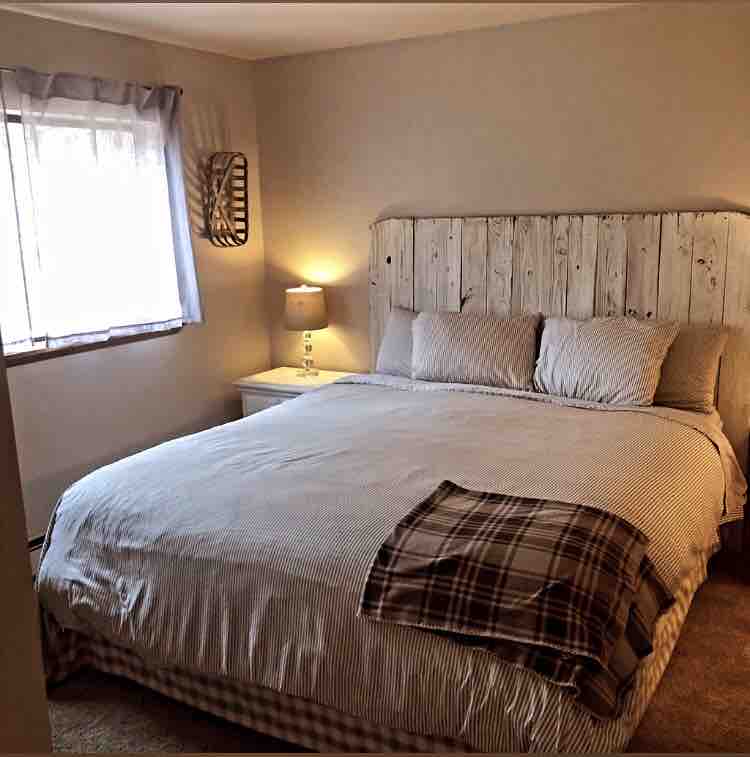 חדר שינה ראשי עם מיטת קינג סייז וחדר רחצה מלא.