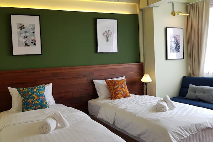 Საძინებელი№5 მაია მწვანის მე-2 სართულზე, 2 ერთადგილიანი საწოლითა და სააბაზანოთი.