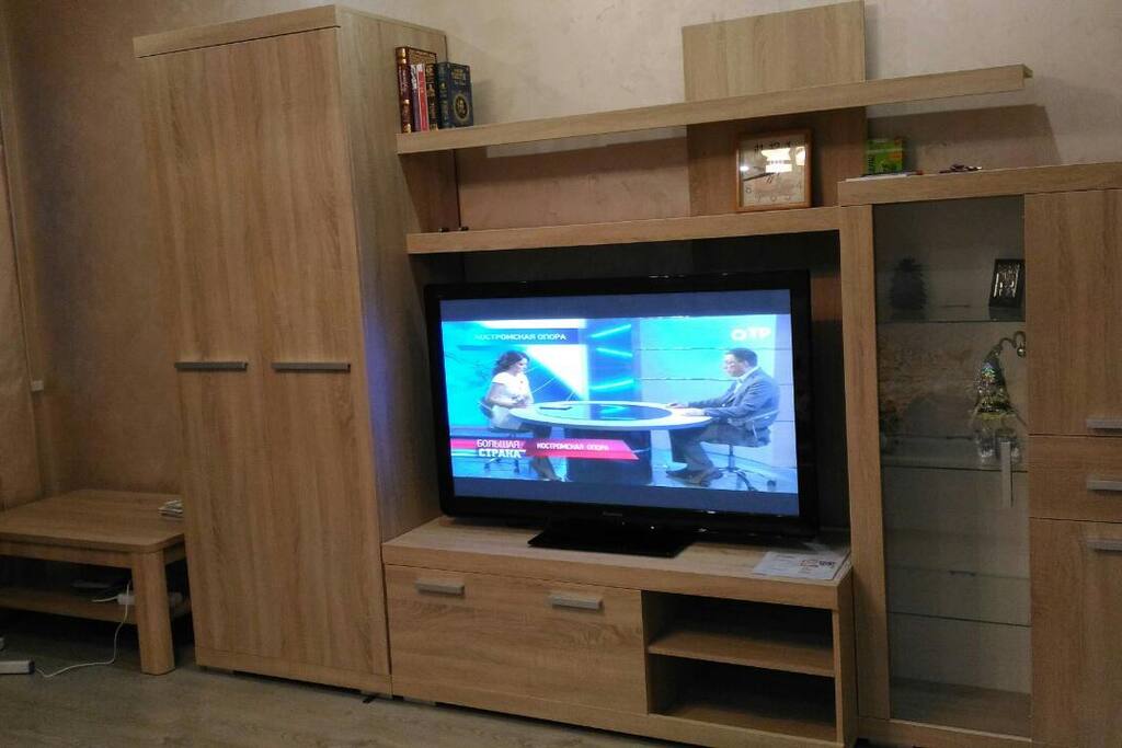 большая комната с телевизором 127см