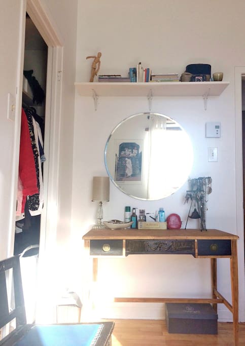 Bureau de travail aussi utilisé comme maquilleuse