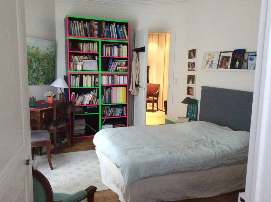 Large room with a double bed and a single bed : view from the bathroom