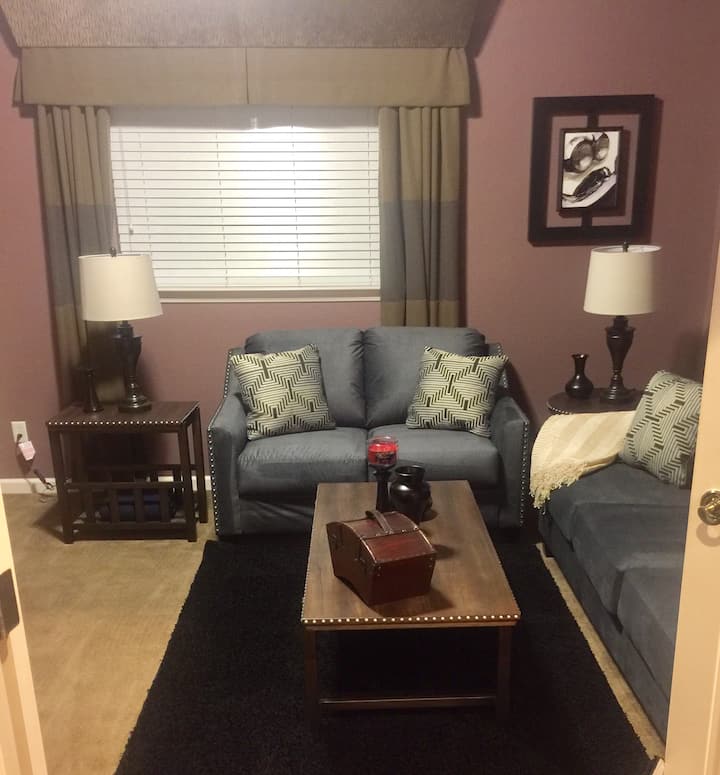 Unterhaltungsbereich im Obergeschoss mit ausziehbarem Queensize-Sofa.