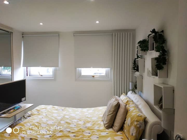 Dormitorio con cama tamaño king en el piso superior.